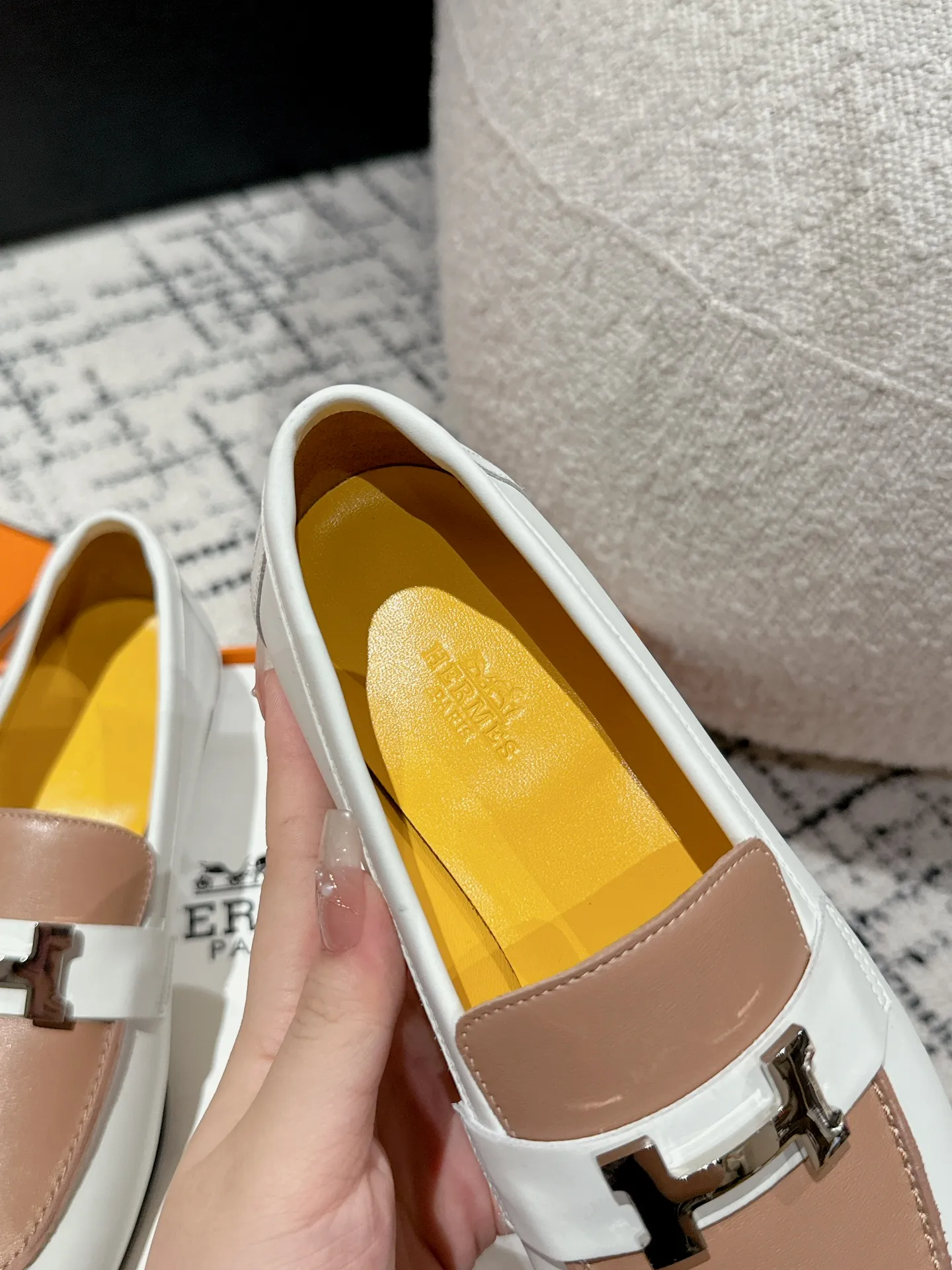 👟👟Ex-factory price 720👟👟 (top version) Hermes/25ss classic model is undoubtedly the leader in luxury goods. Every single product is very popular‼ ️Although the styles are few, they are more refined and more classic. They never go out of style. They are a brand that maintains and appreciates value. It is rare to have such a reputation in consumer goods sincerely! This pair of shoes is a classic style of this brand. It is decorated with metal buckles exclusive to Hermès. It is a classic that has become more and more beautiful over the course of history. We will bring out some goods from the channel in small quantities! The leather feels very, very soft and feels like baby skin! Feel the luxury! Supplies are huge! ✔️Material: imported sheepskin upper ✔️Inner lining/foot pads: imported sheepskin ✔️Outsole: genuine leather ➕tpu bottom ⚠️ ✔️Size: 35/36/37/38/39 (40/41/42 can be ordered)